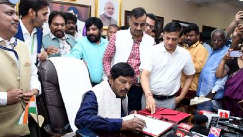 Ramdas Athawale assumes charge as Minister of State for Social Justice and Empowerment decoding=