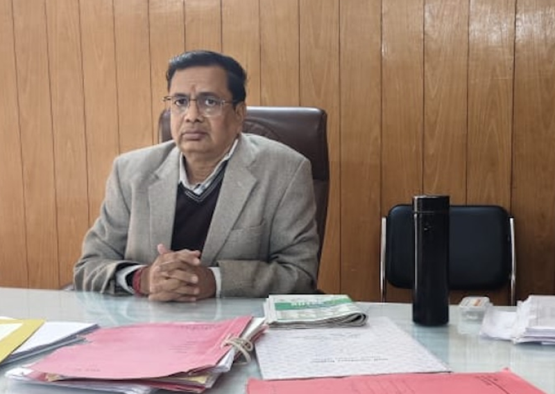 acb-arrests-phed-superintending-engineer-red-handed-while-accepting-iphone-as-bribe-in-jhalawar