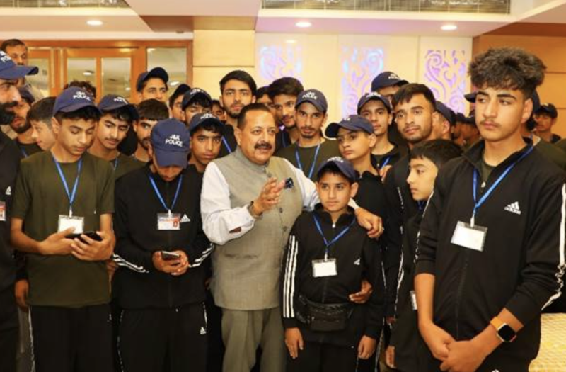 Dr Jitendra Singh interacts with students from J&K on Bharat Darshan tour decoding=