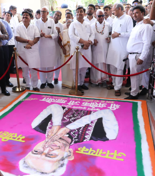 ashok-gehlot-distributed-artificial-limbs-to-the-disabled-in-udaipur-at-narayan-seva-sansthan