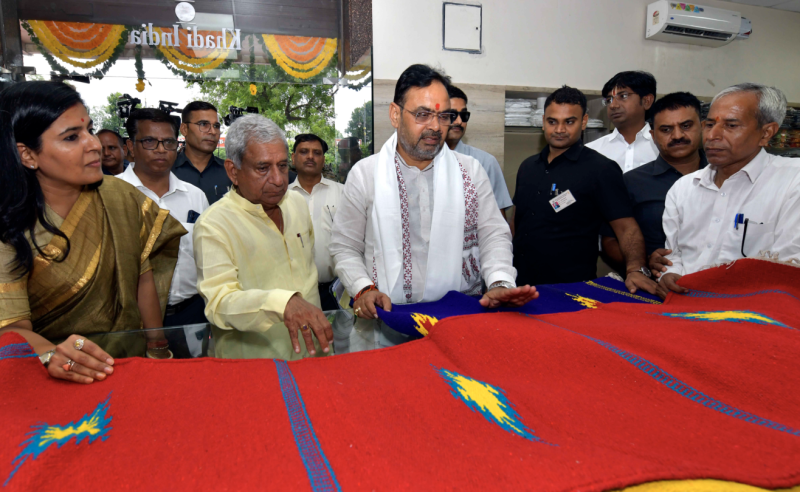CM Purchases Khadi Products, Urges Citizens to Embrace Swadeshi