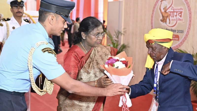 Raipur: President Droupadi Murmu Meets Tribal Community Leaders and Freedom Fighters’ Families