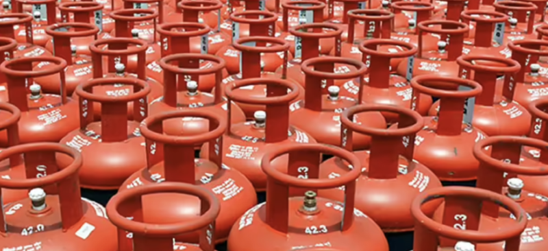 Food & Civil Supplies Dept Cracks Down on Illegal Gas Storage; 139 Cylinders Seized Near Petrol Pump in Churu decoding=