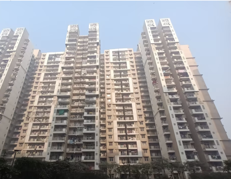Greater Noida News: Why Are Mahagun Mywoods Residents Protesting Late Into the Night?” decoding=