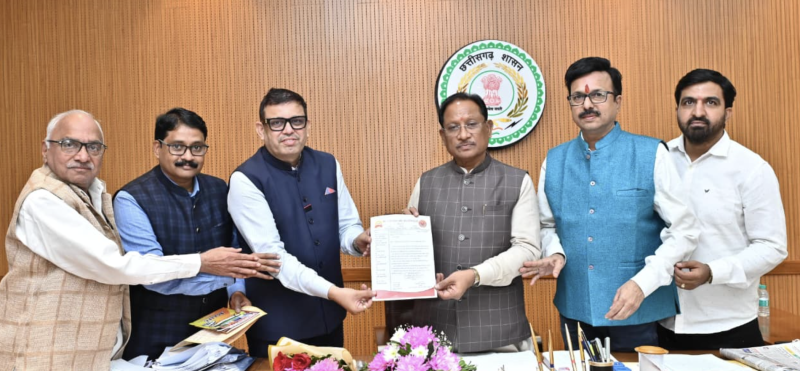 raipur-cait-delegation-pays-courtesy-call-on-chief-minister-invites-him-to-participate-in-swadeshi-sankalp-yatra