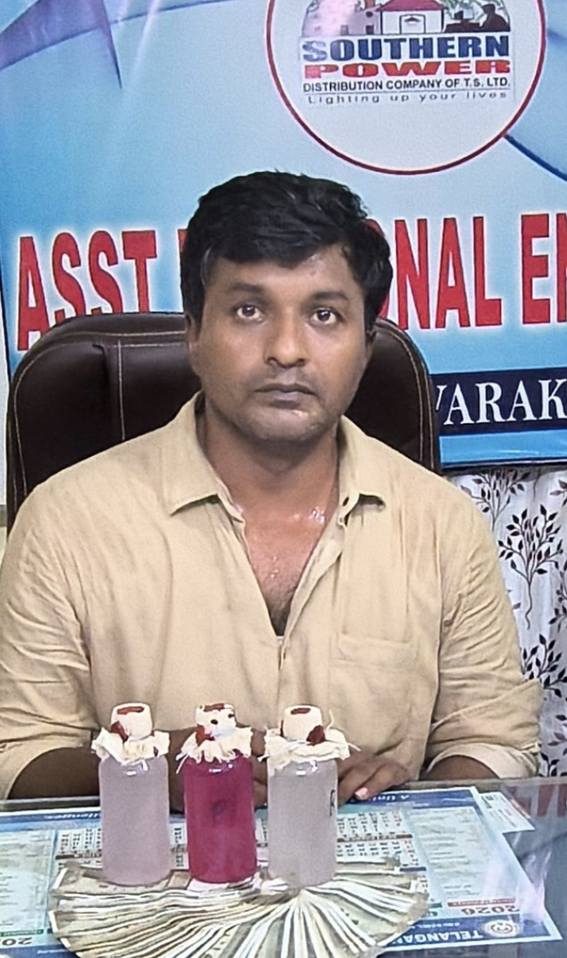 telangana-acb-catches-tgspdcl-ade-taking-30000-bribe-in-nalgonda