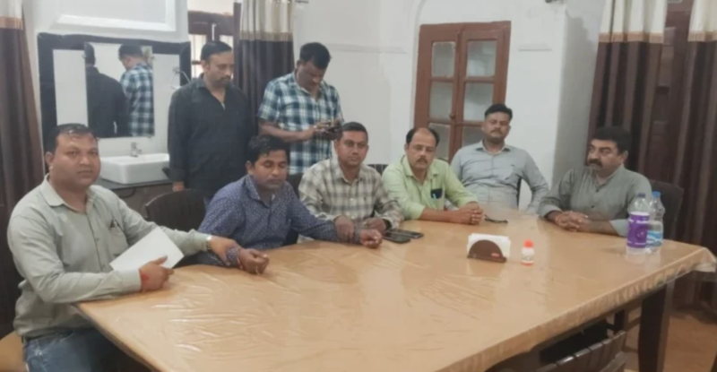 lokayukta-action-in-madhya-pradesh-additional-collectors-stenographer-caught-taking-bribe-for-land-record-correction