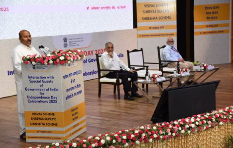 Department of Social Justice & Empowerment hosted top-performing students under the SHREYAS and SHRESHTA Schemes and outstanding Self Help Groups (SHGs) on the Occasion of Independence Day decoding=