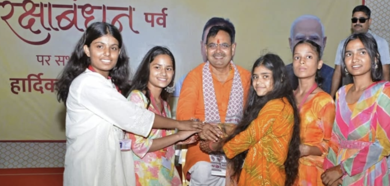 jaipur-government-school-girls-tie-rakhi-to-president-and-chief-minister