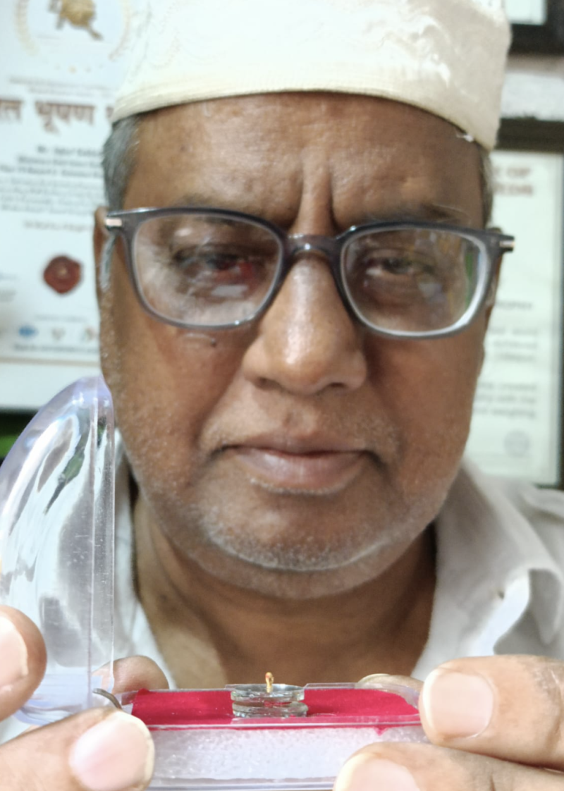 Udaipur's Dr. Iqbal Sakka Crafts World's Smallest Gold T20 Trophy for India's Victorious Cricket Team decoding=