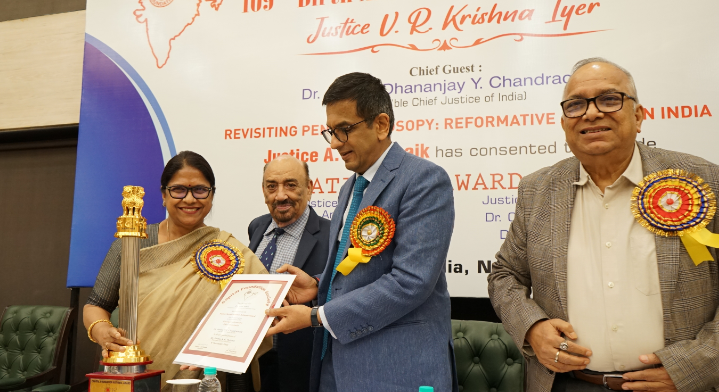 Dr. Silpi Sahoo honored with Pratibha Patnaik Woman Achiever Award by the Chief Justice of India, Dr. D Y Chandrachud decoding=