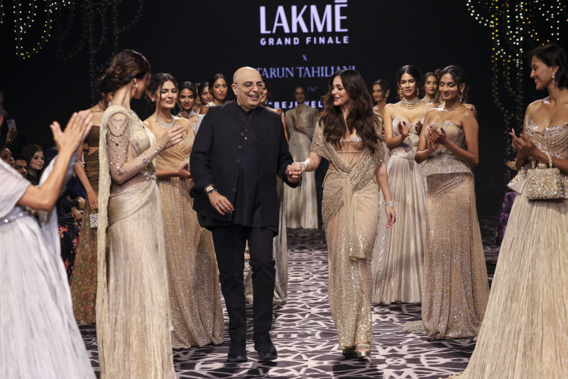 lakm-be-jewel-comes-alive-at-lakm-fashion-week-grand-finale-with-celebrated-designer-tarun-tahiliani