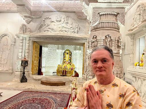 Gautam Hari Singhania seeks divine blessings at Ram Mandir before Bhoomi Poojan for new Ethnix by Raymond store in Ayodhya decoding=