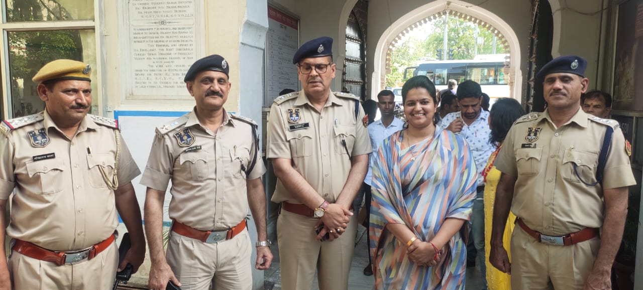 jaipur-traffic-police-and-hockey-wali-sarpanch-neeru-yadav-join-forces-for-road-safety-campaign-in-jaipur