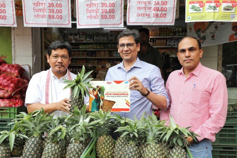 Hon'ble Chief Minister of Meghalaya inspects State's Organically Grown Pineapples in New Delhi; meets Mother Dairy's Managing Director at Safal outlet