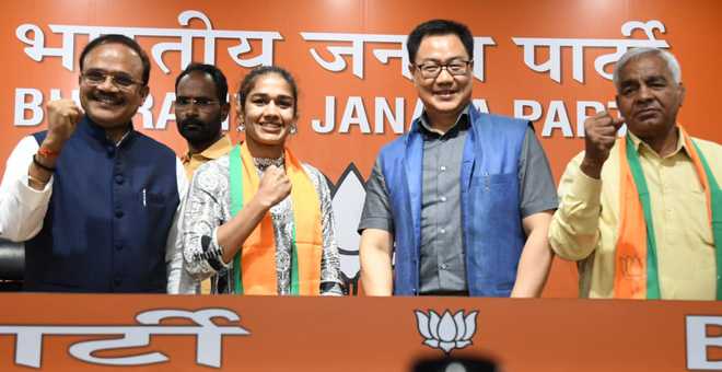 Wrestler Babita Phogat, father Mahavir join BJP