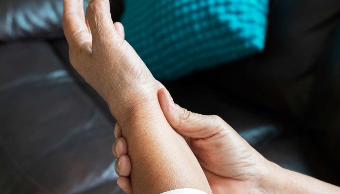 swelling-and-pain-in-your-childs-joints-it-can-be-symptoms-of-juvenile-arthritis