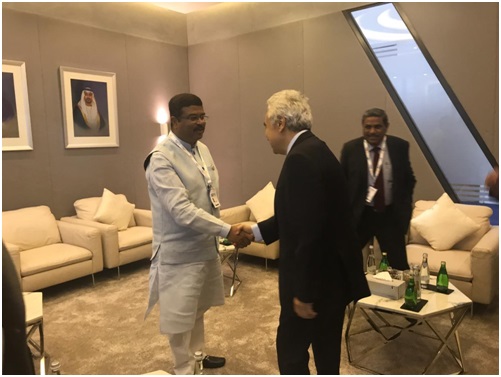 Petroleum Minister holds a number of bilateral discussions with foreign dignitaries decoding=
