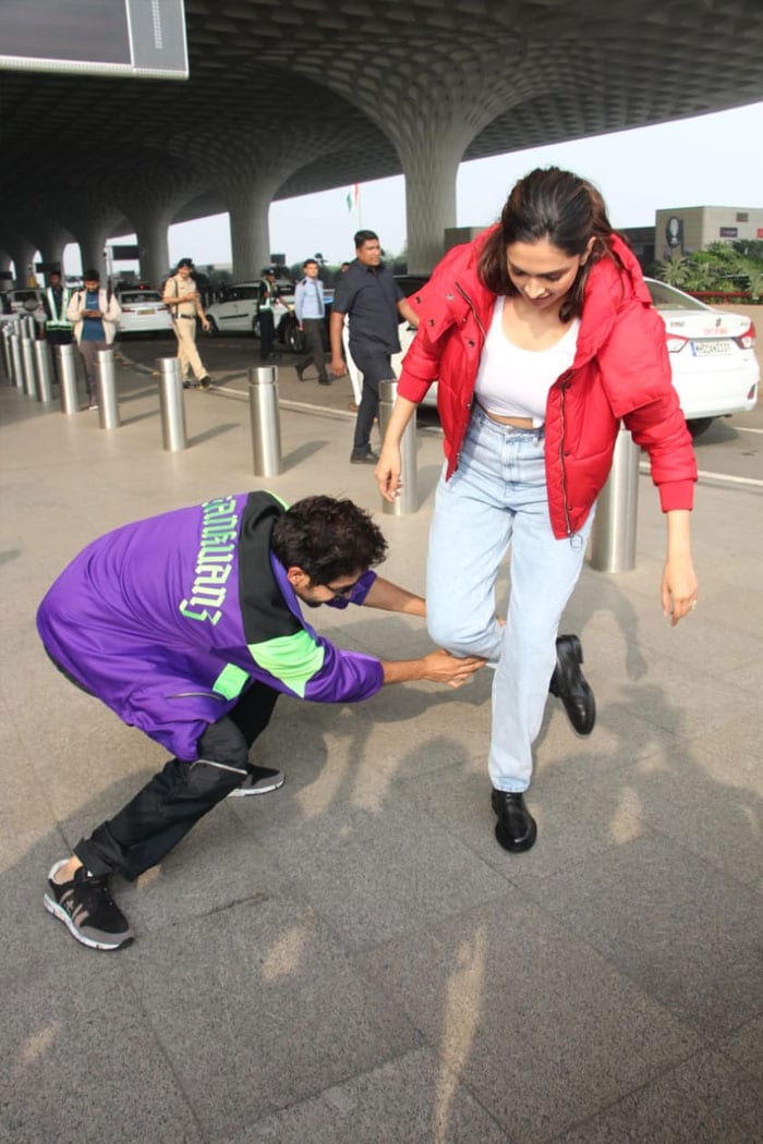 Deepika Padukone and Kartik Aaryan doing the #DheemeDheemeChallenge at Mumbai airport ?? decoding=