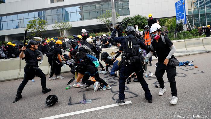 hong-kong-riot-police-fired-tear-gas-baton-charged-protesters