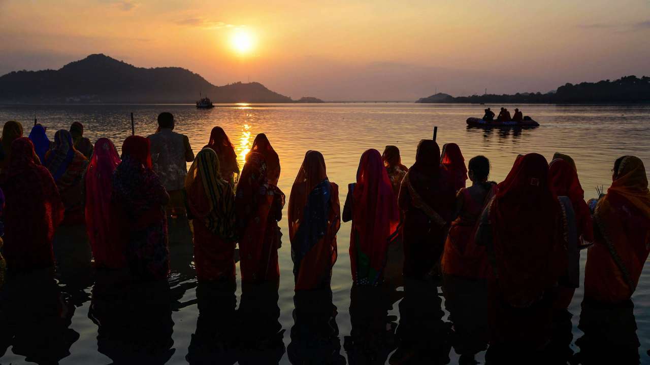 four-day-long-chhath-puja-celebrations-conclude-with-oblation-to-rising-sun