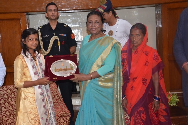 Jharkhand Governor honours Diana awardee Champa Kumari decoding=