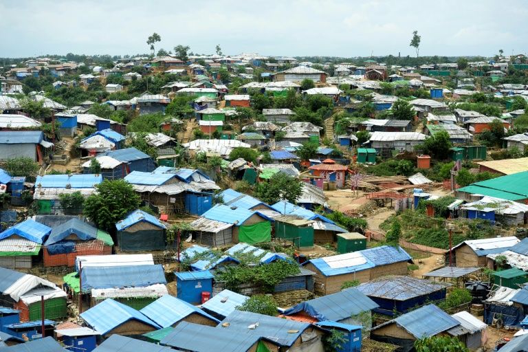 Bangladesh govt cuts mobile internet access in Rohingya camp decoding=