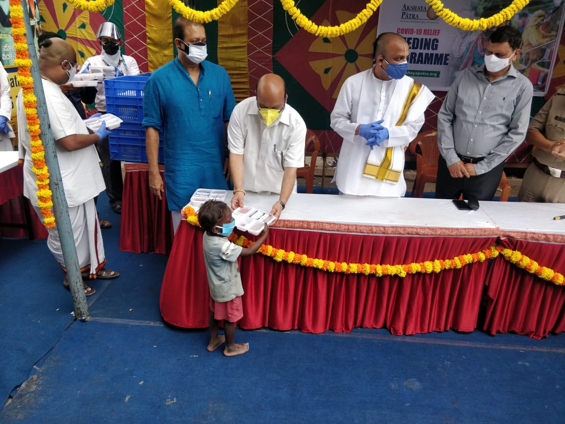 Home Minister of Karnataka Launches  COVID-19 Relief Feeding Centre decoding=