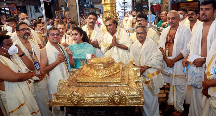 Reliance Industries Chairman Mukesh Ambani on Saturday visited and offered prayers to Lord Krishna at Guruvayur Shri Krishna Temple decoding=