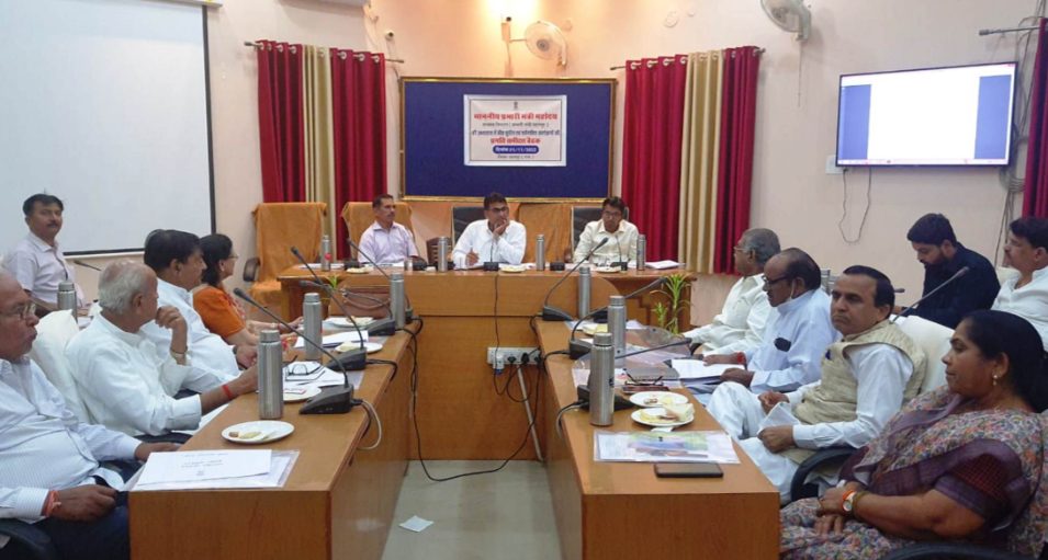 minister-of-state-for-skill-planning-and-entrepreneurship-ashok-chandna-took-a-review-meeting-of-twenty-point-program-and-flagship-schemes-in-udaipur
