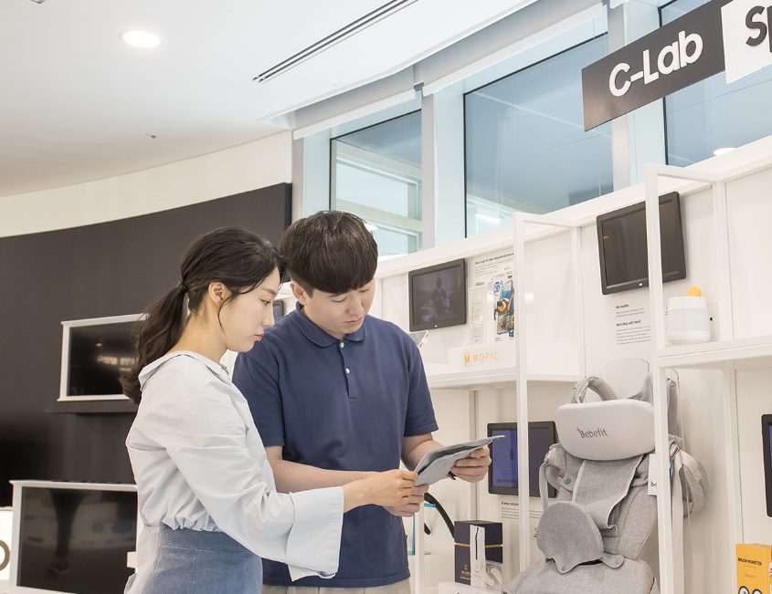 Samsung Enabling Open Innovation Culture Among Employees Globally Through its C-Lab Program decoding=