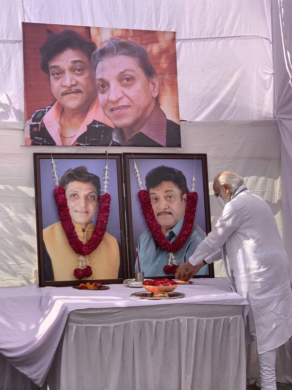 PM pays tributes to late Shri Maheshbhai and late Shri Nareshbhai Kanodia decoding=