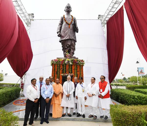 pm-unveils-lal-bahadur-shastri-statue-at-varanasi-airport