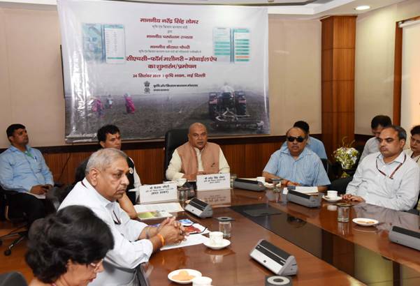 Shri Narendra Singh Tomar launches two agriculture-related Mobile Apps decoding=