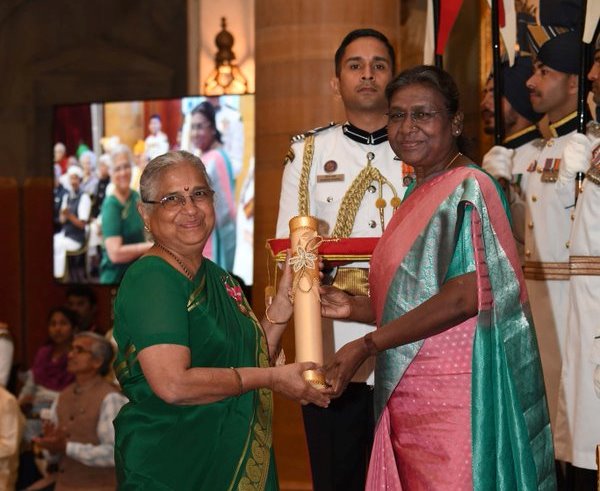 sudha-murty-receiving-the-padma-bhushan-award