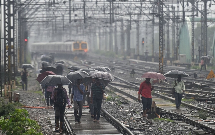 At least 27 people killed as heavy rain continues to batter Mumbai decoding=