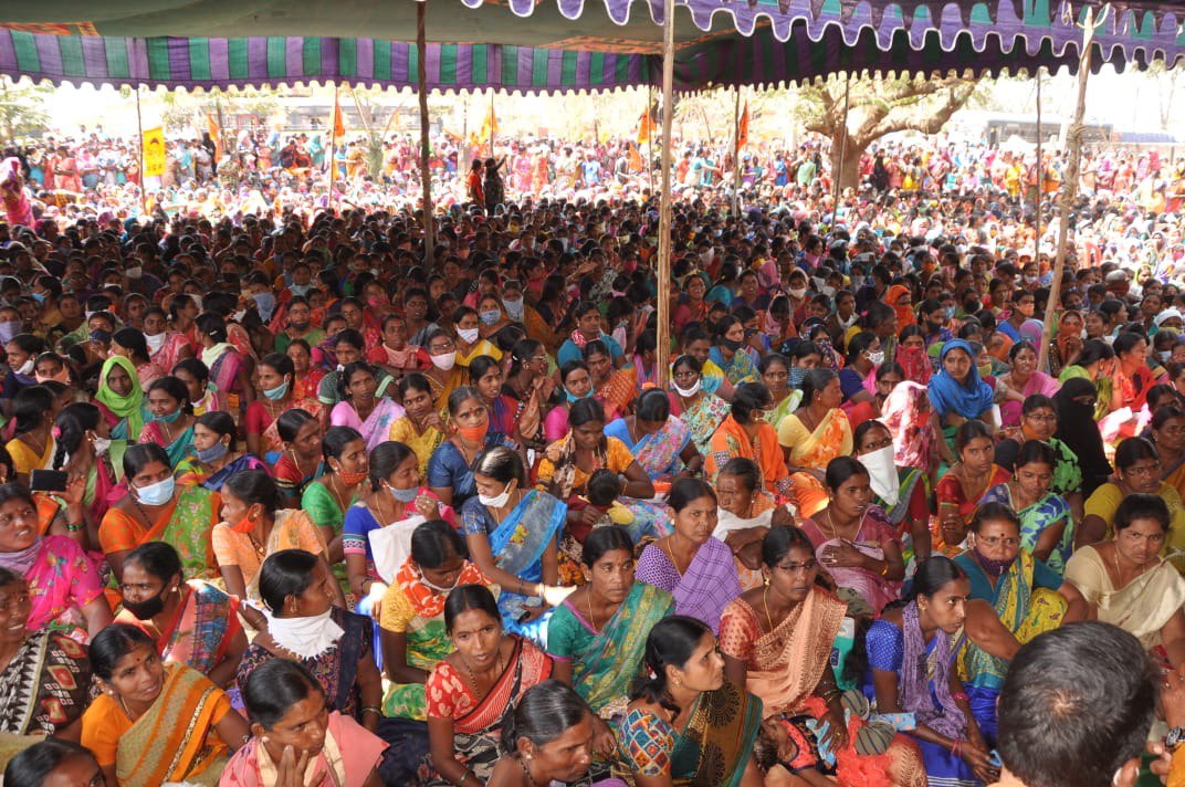 More than 65 lakh Women Beedi Rollers Appeal the PMO to save their livelihood decoding=