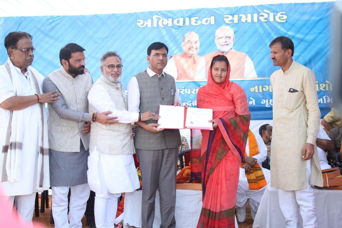 shri-mansukh-mandaviya-hands-over-citizenship-certificates