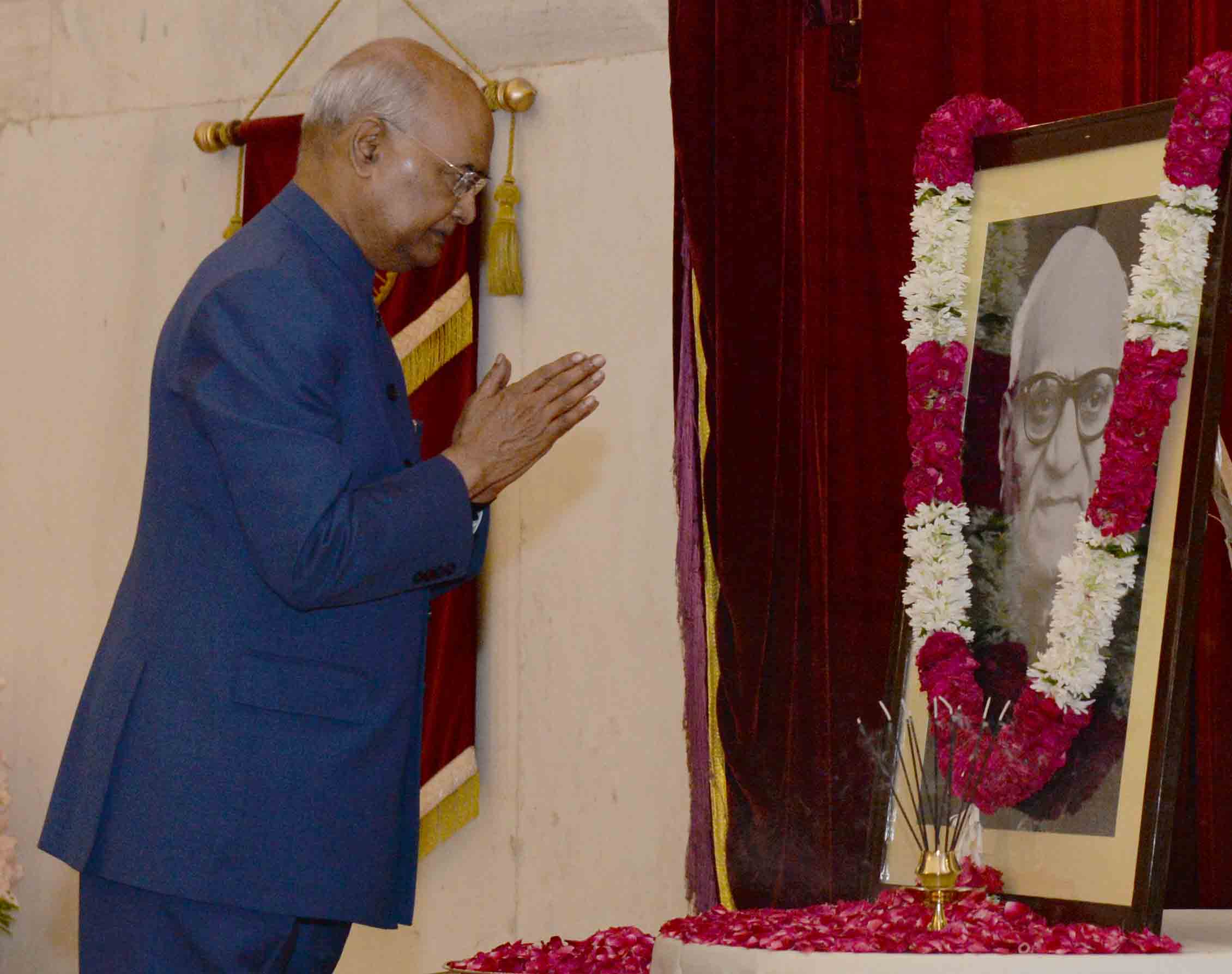 President of India Pays Floral Tributes to Shri V.V. Giri on his Birth Anniversary decoding=