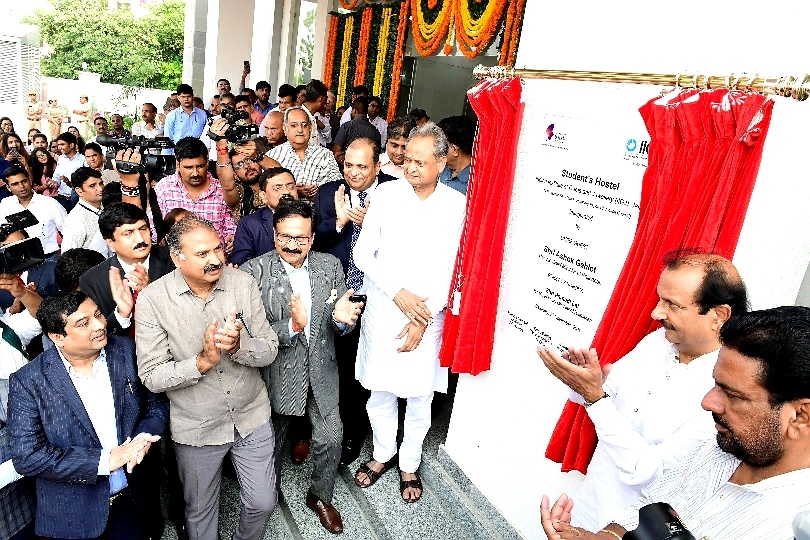Shri Ashok Gehlot, Hon. Chief Minister of Rajasthan inaugurates Indian Institute of Gems & Jewellery Hostel decoding=