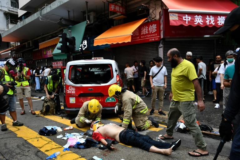 Hong Kong lashed by fresh violence as thousands defy mask ban decoding=
