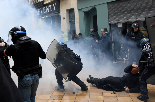 Police, protesters clash on ‘yellow vest’ anniversary decoding=