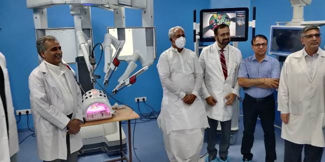 sawai-man-singh-medical-college-sms-jaipur-collaborateswith-intuitive-india-to-familiarize-surgeons-and-residents-with-robotic-assisted-surgery-ras-health-minister-mr-parsadi-lal-meena-pays-visi