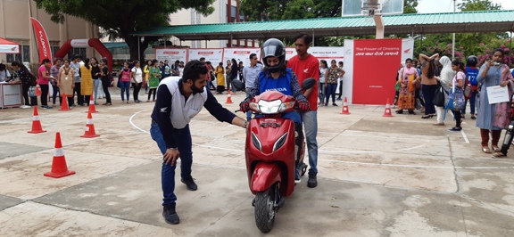 honda-empowers-female-students-of-ajmer-with-its-national-road-safety-awareness-initiative