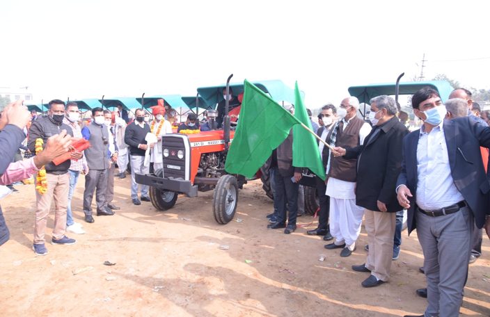 agriculture-minister-flagged-off-agricultural-machinery-tractor-for-custom-hiring-center