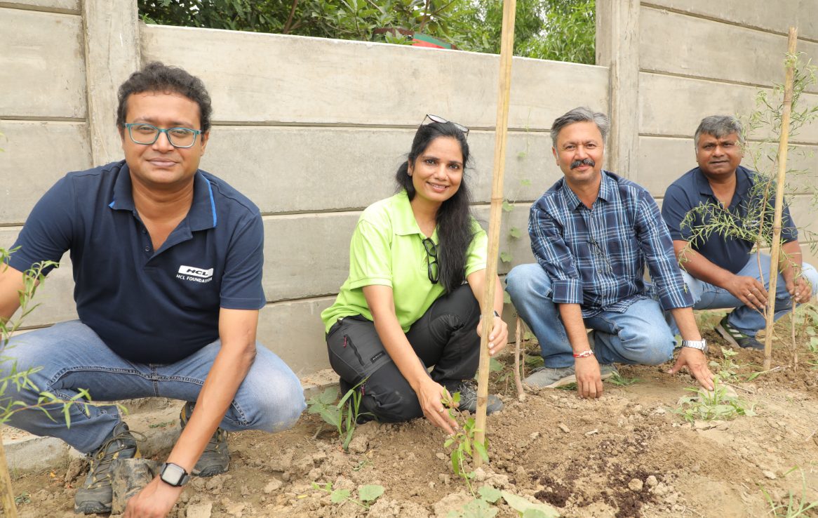 HCL Foundation Marks 46th HCL Day by planting 46,0000 saplings across India decoding=