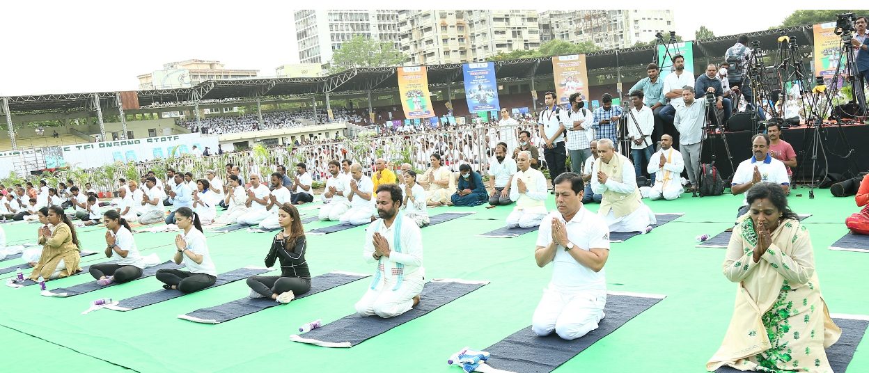 <strong>Thousands in Hyderabad join Yoga Utsav to mark 25 days countdown to International Day of Yoga (IDY)</strong> decoding=