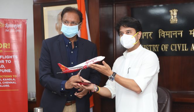 Hon’ble Union Minister of Civil Aviation Jyotiraditya Scindia flags-off SpiceJet’s Gwalior-Pune launch flight decoding=