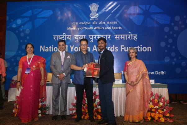 shri-kiren-rijiju-confers-the-national-youth-awards-for-excellent-work