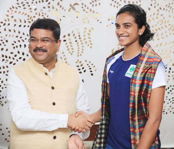 Shri Dharmendra Pradhan felicitates P. V. Sindhu; suggests her to lend a voice to national missions decoding=